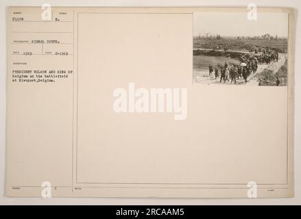 Präsident Woodrow Wilson und seine Frau, zusammen mit dem König und der Königin von Belgien, standen 1919 auf dem Schlachtfeld in Nieuport, Belgien. Dieses Foto wurde vom Signal Corps aufgenommen und symbolisiert die enge Beziehung zwischen den Führern der Vereinigten Staaten und Belgiens während des Ersten Weltkriegs Stockfoto