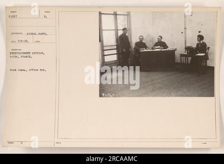Buck Jones tritt im Büro der Entertainment Section in Tours, Frankreich auf. Dieses Foto wurde von einem Fotografen des Signalkorps aufgenommen. Das Bild trägt die Bezeichnung Entertainment Section, Tours, France, mit dem Symbol E. die Registrierungsnummer auf dem Foto lautet 61567. Stockfoto
