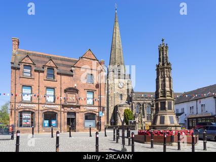 Uttoxeter war Memorial und St Mary The Virgin Parish Church Bridge Street Uttoxeter Stadtzentrum East Staffordshire West Midlands England GB Europa Stockfoto