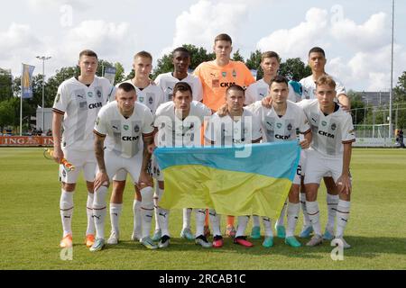 Vlaardingen, Niederlande. 13. Juli 2023. VLAARDINGEN, NIEDERLANDE - JULI 13: Spieler des FC Shakhtar während der AEK-Athen der Saison 2022-2023 des FC Shakhtar Donetsk auf der Sportpark CWO am 13. Juli 2023 in Vlaardingen, Niederlande (Foto von Broer van den Boom/Orange Pictures) Guthaben: Orange Pics BV/Alamy Live News Stockfoto