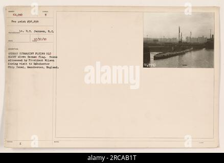 Dieses Foto zeigt ein deutsches U-Boot unter der amerikanischen Flagge (Old Glory) über der deutschen Flagge. Die Szene wurde von Präsident Wilson während seines Besuchs im Manchester Ship Canal in Manchester, England, bezeugt. Das Foto wurde am 12. Dezember 30/18 von LT. F.N. Jackson und hat die Referenznummer 62.990. [Siehe Druck Nr. 36.838]. Stockfoto