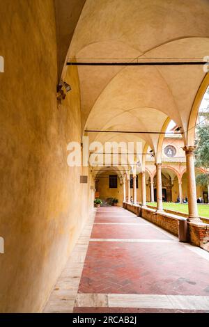 Siena, Italien - 7. April 2022: Patio of the Faculty of Economy an der Universite degli erivdi Siena, Universität Siena, Toskana, Italien. Stockfoto