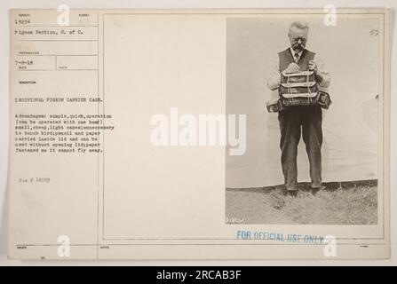 Foto aufgenommen am 8. Juli 1918, mit einem einzelnen Taubenträgerkäfig. Die Taubensektion, Signalkorps, besteht aus kleinen, leichten Koffern, die mit einer Hand bedient werden können. Im Deckel des Käfigs ist Platz für Stift und Papier, das ohne Öffnen des Deckels verwendet werden kann. Die Verwendung dieser Käfige bietet eine einfache und schnelle Methode, um Nachrichten zu senden, ohne die Vögel handhaben zu müssen. Dieses Foto wurde als Teil der Beschreibung Nr. 18259 empfangen. Den Notizen, die dem Käfig beiliegen, zufolge wurden 1884 100 Tauben gekauft. Dieses Bild ist nur für den offiziellen Gebrauch bestimmt.“ Stockfoto