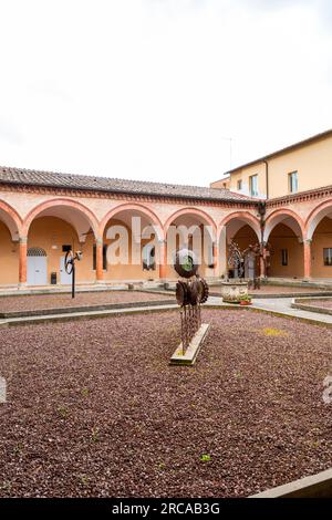 Siena, Italien - 7. April 2022: Patio of the Faculty of Economy an der Universite degli erivdi Siena, Universität Siena, Toskana, Italien. Stockfoto