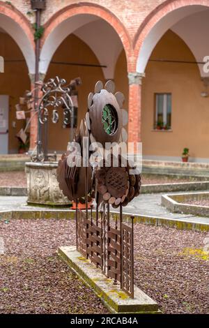 Siena, Italien - 7. April 2022: Patio of the Faculty of Economy an der Universite degli erivdi Siena, Universität Siena, Toskana, Italien. Stockfoto