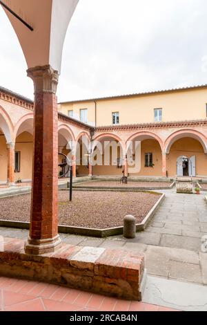 Siena, Italien - 7. April 2022: Patio of the Faculty of Economy an der Universite degli erivdi Siena, Universität Siena, Toskana, Italien. Stockfoto