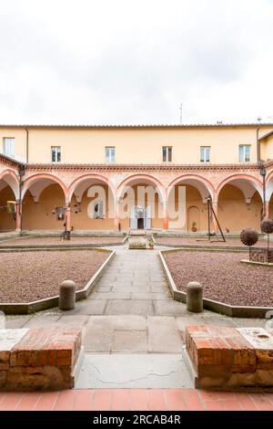 Siena, Italien - 7. April 2022: Patio of the Faculty of Economy an der Universite degli erivdi Siena, Universität Siena, Toskana, Italien. Stockfoto