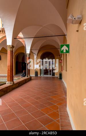 Siena, Italien - 7. April 2022: Patio of the Faculty of Economy an der Universite degli erivdi Siena, Universität Siena, Toskana, Italien. Stockfoto