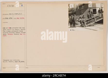 Soldaten der 28. Division beobachten deutsche Gefangene, die am 14. Mai 1918 beim Transport von verletzten britischen Mitarbeitern auf ein Schiff in Calais, Frankreich, assistieren. Das Foto, aufgenommen von Sergeant L.J. Rode, S.C., wurde am 2. Juli 1918 empfangen und vom M.I.B. zensiert und freigelassen Zensor am 20. Juni 1918. Stockfoto