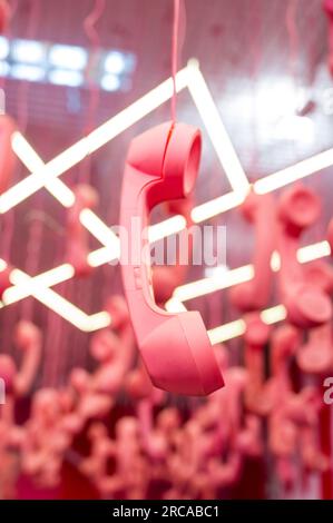 Ein rosafarbenes Telefon, das an der Decke hängt, WONDR Experience, Amsterdam, Niederlande Stockfoto