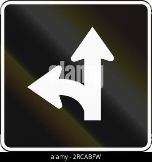 Schild für Spurmanagement in Kanada - Lane für Linksabbiegung und geradeaus. Dieses Zeichen wird in Ontario verwendet. Stockfoto