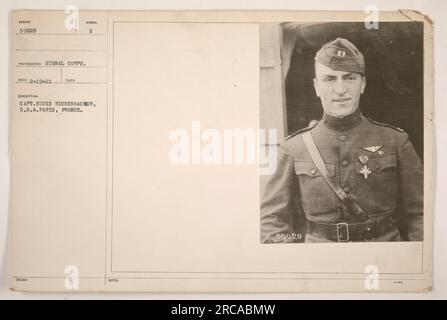 Captain Eddie Rickenbacker, ein US-amerikanischer Armeeoffizier, im Ersten Weltkrieg in Paris, Frankreich. Dieses Foto wurde vom Signalkorps aufgenommen und ist mit der Identifikationsnummer 50028 gekennzeichnet. Das Bild zeigt Captain Rickenbacker in einem militärischen Umfeld. Stockfoto