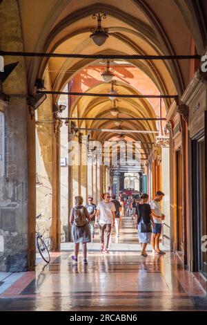 Bologna, Italien, die Arkaden der Piazza Maggiore Stockfoto