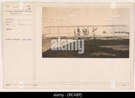 Rückansicht eines Caproni Biplanes an der Aviation Experiment Station in Hampton, Virginia. Das Foto wurde am 15. Januar 1919 von einem unbekannten Fotografen aufgenommen. Das Kennzeichen des Flugzeugs ist SC 54337. Dieses Bild ist Teil der Ma-Sammlung und ist mit den Hinweisen H263 beschriftet. Stockfoto