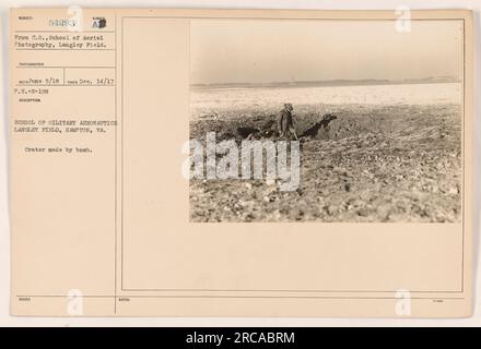 Ein Foto eines Kraters, der durch eine Bombe an der School of Military Aeronautics in Langley Field, Hampton, Virginia, hergestellt wurde. Das Bild wurde von Fotograf Nr. 54293 aufgenommen und am 5. Juni 1918 erhalten. Das Foto wurde am 14. Dezember 1917 aufgenommen und enthält die Notizen des Fotografen. (Hinweis: Die angegebene Beschriftung ist sachlich und beinhaltet keine Kreativität.) Stockfoto