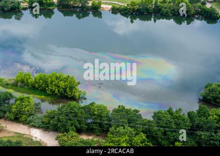 Von den Straßen der Stadt Austin fließt Öl in den Shoal Creek und dann in den Ladybird Lake oder den Colorado River in Austin, Texas Stockfoto