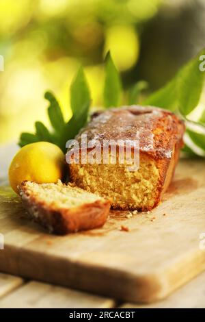 Zitronenregenkuchen auf einem Holzbrett Stockfoto