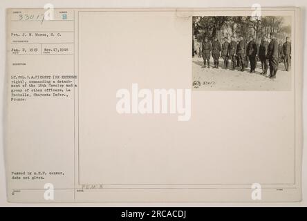 Pvt. J.W. Morse, S.C., fotografierte LT. Colonel H.A. Pickert, Kommandant einer Einheit der 15. Kavallerie, zusammen mit einer Gruppe anderer Offiziere. Das Foto wurde in La Rochelle, Charente infer., Frankreich, aufgenommen. Das genaue Datum des Vorbeitritts des A.E.F.-Zensors ist unbekannt, aber es ging am 2. Januar 1919 ein und wurde beschrieben. Dieses Bild gehört zu Fotografien von American Military Activities während des ersten Weltkriegs (Fotograf Nummer H) und Hinweise darauf, dass es (ungefähr) um den 17. November 1918 herausgegeben wurde. Seine Echtheit wird durch die G PEMI-ANMERKUNGEN 334/7 bestätigt. Stockfoto