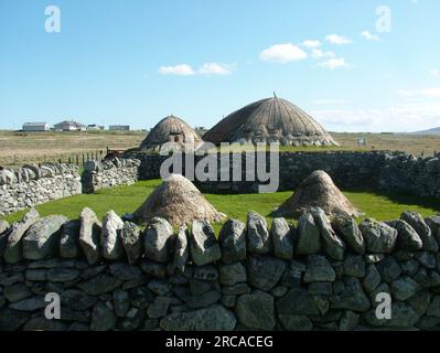 Das Blackhouse, Arnol, Bragar, Isle of Lewis, Dächer mit Stroh über dem Rasen und dicken, steingesäumten Wänden mit Erdkern. Dachholz Stockfoto