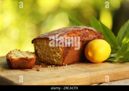 Zitronenregenkuchen auf einem Holzbrett Stockfoto