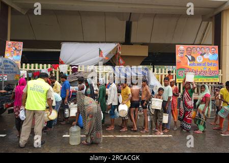 Neu-Delhi, Neu-Delhi, Indien. 12. Juli 2023. Die Menschen warten in einer Schlange, um Wasser in einem provisorischen Unterschlupf zu erhalten, nachdem der Yamuna-Fluss aufgrund von starken Monsunregen übergelaufen ist. (Kreditbild: © Shivam Khanna/Pacific Press via ZUMA Press Wire) NUR REDAKTIONELLE VERWENDUNG! Nicht für den kommerziellen GEBRAUCH! Stockfoto