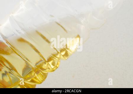 Die Kochölflasche im Fokus bietet praktische Funktionalität und Aroma für Ihre Präparate. Stockfoto