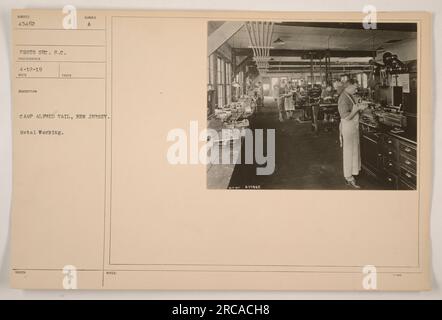 Soldaten in Camp Alfred Vail, New Jersey, arbeiten an Metallhandwerk. Dieses Foto wurde am 12. April 1919 aufgenommen und zeigt die Aktivitäten im Camp. Metallbearbeitung war eine wichtige Fähigkeit im Ersten Weltkrieg. Das Bild ist Teil der Sammlung amerikanischer Militäraktionen während des Krieges. Stockfoto