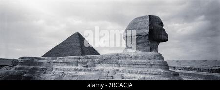 Die Sphinx mit Cheops, die große Pyramide von Gizeh bei Kairo, Egpyt. Stockfoto