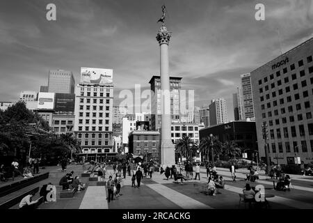 Union Square B&W in San Francisco, Kalifornien mit Dewey Monument Stockfoto