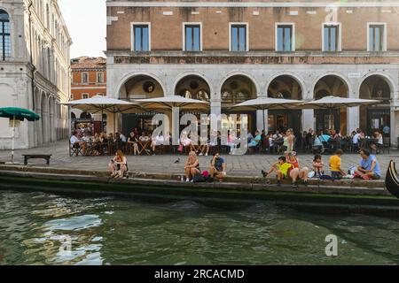 Campo Erbaria Platz am Canale Grande im Sommer voll mit Touristen, Sestiere von Cannaregio, Venedig, Veneto, Italien Stockfoto