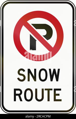 Kanadisches Straßenschild - kein Parkplatz, Schneeregen. Dieses Zeichen wird in Ontario verwendet. Stockfoto