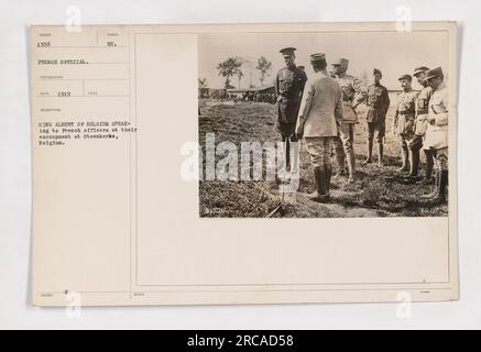 König Albert von Belgien spricht mit französischen Offizieren in ihrem Lager in Steenkerke, Belgien. Datum: 1919. Bildnummer: 111-SC-1556. Dieses Foto wurde von einem französischen Beamten herausgegeben und trägt das Symbol der Europäischen Union. Stockfoto