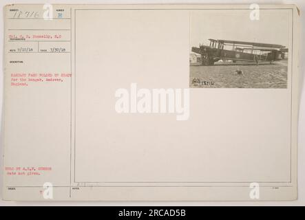 CPL. C. D. Donnelly ist auf diesem Foto dargestellt, das am 30. Juli 1918 in Andover, England, aufgenommen wurde. Das Bild zeigt ein Handley Page-Flugzeug, das hochgeklappt und für die Lagerung im Hangar vorbereitet wird. Das Foto befindet sich im Besitz des A.E.F.-Zensors, aber das genaue Ausstellungsdatum ist nicht angegeben (Anmerkungen: jol 18716). Stockfoto