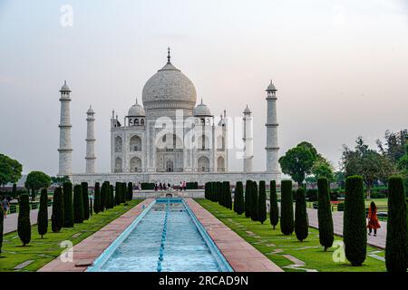 Agra, Indien -- 12. April 2023. Ein Fernfoto des Taj Mahal. Stockfoto