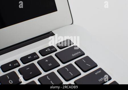 Beeindruckende Details von Notebook-Tasten und Tastatur in einem Zoom, der seine Qualität zum Vorschein bringt. Stockfoto