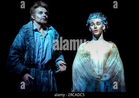 l-r: Derek Jacobi (Prospero), Mark Rylance (Ariel) in THE TEMPEST von Shakespeare in the Royal Shakespeare Company (RSC), Royal Shakespeare Theatre, Stratford-upon-Avon, England 05/08/1982 Barbican Theatre, London EC2 07/09/1983 Musik: Stephen Oliver Design: Maria Bjornell, Regisseur: Richard Riddell, Beleuchtung: Richard Ridoredografie: David Riddchuri Stockfoto