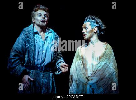 l-r: Derek Jacobi (Prospero), Mark Rylance (Ariel) in THE TEMPEST von Shakespeare in the Royal Shakespeare Company (RSC), Royal Shakespeare Theatre, Stratford-upon-Avon, England 05/08/1982 Barbican Theatre, London EC2 07/09/1983 Musik: Stephen Oliver Design: Maria Bjornell, Regisseur: Richard Riddell, Beleuchtung: Richard Ridoredografie: David Riddchuri Stockfoto