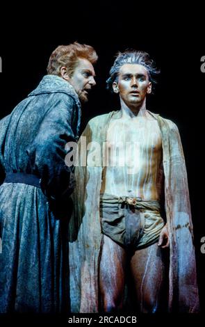 l-r: Derek Jacobi (Prospero), Mark Rylance (Ariel) in THE TEMPEST von Shakespeare in the Royal Shakespeare Company (RSC), Royal Shakespeare Theatre, Stratford-upon-Avon, England 05/08/1982 Barbican Theatre, London EC2 07/09/1983 Musik: Stephen Oliver Design: Maria Bjornell, Regisseur: Richard Riddell, Beleuchtung: Richard Ridoredografie: David Riddchuri Stockfoto