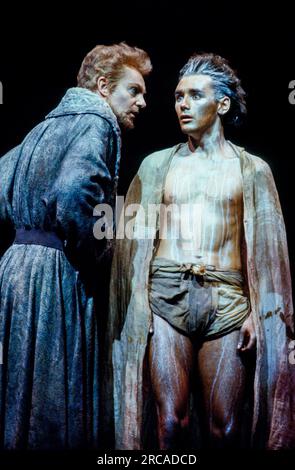 l-r: Derek Jacobi (Prospero), Mark Rylance (Ariel) in THE TEMPEST von Shakespeare in the Royal Shakespeare Company (RSC), Royal Shakespeare Theatre, Stratford-upon-Avon, England 05/08/1982 Barbican Theatre, London EC2 07/09/1983 Musik: Stephen Oliver Design: Maria Bjornell, Regisseur: Richard Riddell, Beleuchtung: Richard Ridoredografie: David Riddchuri Stockfoto