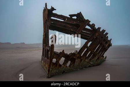 1906 Schiffswrack des Peter Iredale an einem nebligen Morgen bei Ebbe | Fort Stevens State Park, Oregon, USA Stockfoto