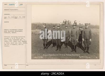 Offiziere prüfen Bataillonsparade an der Polytechnic School von Benson, Army Training in Portland, Oregon. In der ersten Reihe von links nach rechts: Colonel Young (verstorben am 6. Januar 1919), Colonel Jones und Major Robert A. Roos. In der hinteren Reihe Captain Smith, 1. Lieutenant O'Donnell und 2. Lieutenant Kindle. Foto aufgenommen am 27. Januar 1919. Stockfoto