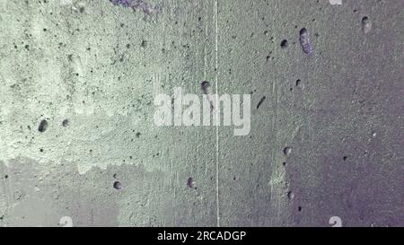 Silberfarbe auf Betonwand gesprüht. Horizontaler grauer Hintergrund Stockfoto