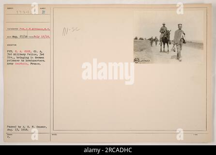 Pvt. E. A. Cook von Co A, 3. Militärpolizei, 3. Div., ist auf diesem Foto zu sehen, wie ein deutscher Gefangener in das Hauptquartier nahe Courboin, Frankreich gebracht wird. Das Foto wurde am 15. Juli 1918 von Pvt. J.E. Gibbons aufgenommen. Das Bild wurde am 13. August 1918 vom A. E. F. Censor genehmigt. Stockfoto