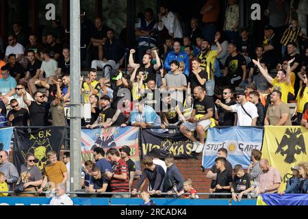 Vlaardingen, Niederlande. 13. Juli 2023. VLAARDINGEN, NIEDERLANDE - JULI 13: Fans von AEK Athen feiern während der AEK Athen der Saison 2022-2023 des FC Shakhtar Donetsk auf dem Sportpark CWO am 13. Juli 2023 in Vlaardingen, Niederlande (Foto von Broer van den Boom/Orange Pictures). Kredit: Orange Pics BV/Alamy Live News Stockfoto