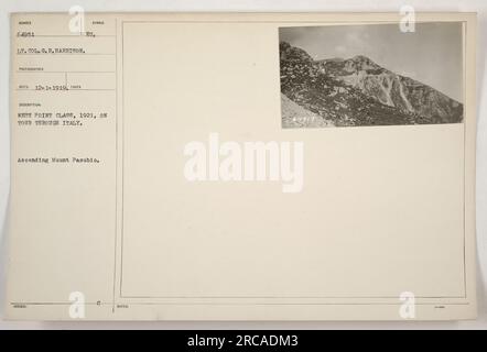 West Point Klasse 1921, geleitet von LT. Colonel G. R. Harrison, auf einer Tour durch Italien. Man sieht sie beim Aufstieg auf den Pasubio. Das Foto wurde von einem Fotografen aufgenommen, der am 1. Dezember 1919 als RECO identifiziert wurde. Das Bild zeigt den Aufstieg der Gruppe auf den Berg während ihres Besuchs in Italien. Stockfoto