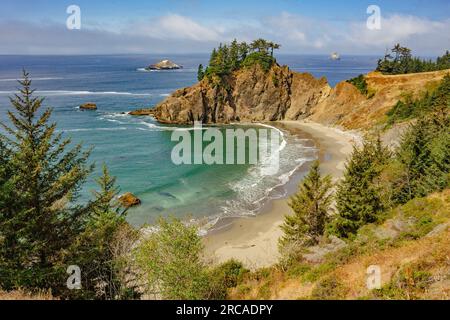 Sonniger Tag an der zerklüfteten Küste Oregons | Arch Rock State Park, Brookings, Oregon, USA Stockfoto