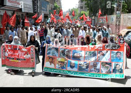 Mitglieder der "All Pakistan Wapda Hydro Electric Workers Union" halten eine Kundgebung ab, um den Märtyrern, die am Donnerstag, den 13. Juli 2023 in Hyderabad festgehalten wurden, Tribut zu zollen. Stockfoto