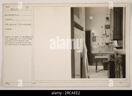 Bildunterschrift: "LT. Drucker, aufgenommen auf Foto Nr. 111-SC-39591, steht in der Speisekammer, die sich im hinteren Teil von Mrs. Wilsons Schlafzimmer befindet, im Haus von Prinz Murat, der von Präsident Wilson während ihres Aufenthalts in Paris, Frankreich, besetzt war. Bild empfangen am 3-12-19 vom Fotografen S.C. 39591." Stockfoto