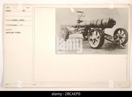 Foto mit verschiedenen Artilleriearten, die während des Ersten Weltkriegs verwendet wurden. Das Bild mit der Nummer 64034 wurde vom Signalkorps aufgenommen und erhielt es am 10. März 1921. Es bietet eine visuelle Darstellung verschiedener Artilleriemodelle mit einem Symbol, das anzeigt, dass sie aus der Europäischen Union stammen. Hinweise deuten auf die Bedeutung des Bildes hin, das Teil einer größeren Sammlung war, die Artillerietypen aus dem Krieg dokumentiert. Stockfoto