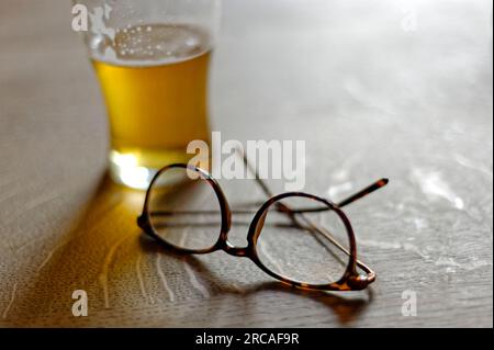 Gläser und ein Bier auf einem Tisch Stockfoto